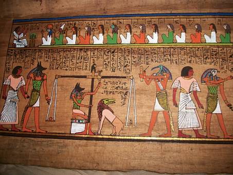 Anubis testant le passage vers l'au-delà du défunt grâce à une balance sur laquelle la plume de maât et le coeur sont pesés