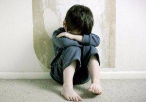 enfant triste face à la violence des parents